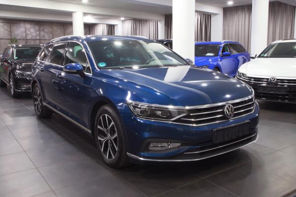 Volkswagen Passat B8 Variant Elegance 2.0 TDI 110kW DSG / Facelift 2020 / Matrix Led / Virtual cockpit / Head Up Display /ALU 17''+ ALU 16''