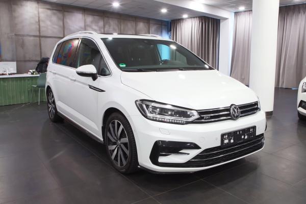 Volkswagen Touran Highline 1.5 TSI 110kW DSG R-Line / 2x sada ALU 18''