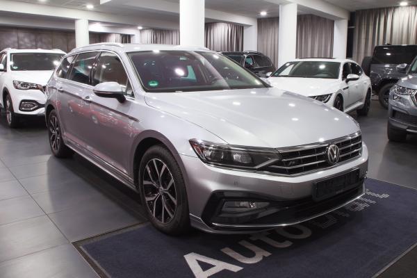 Volkswagen Passat B8 Variant Elegance 2.0 TDI 140kW DSG R-Line / Facelift 2020 / Matrix Led / 2x sada ALU 17''