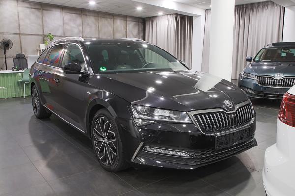 Škoda Superb 3 Combi 2.0 TDI 140kW DSG Laurin & Klement  / Facelift 2020 / Matrix Led / Webasto / Virtual cockpit / ALU 18''+ zimní sada