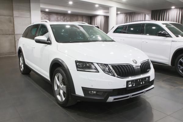 Škoda Octavia 3 Combi Scout 2.0 TDI 135kW 4x4 DSG / ALU 17''+ zimní sada