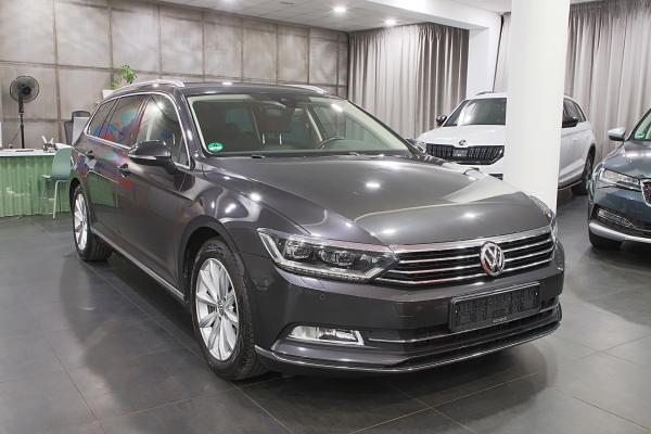 Volkswagen Passat B8 Variant Highline 2.0 TDI 140kW DSG / Active info Display / Webasto / Int. dětské sedačky / ALU 17'' + ALU 16''