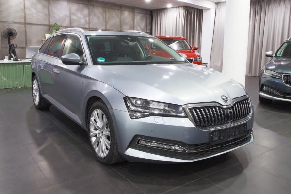 Škoda Superb 3 Combi Premium Edition 2.0 TDI 140kW DSG / Facelift 2020 / Matrix Led / Virtual cockpit / Webasto / ALU 18''+ ALU 16''