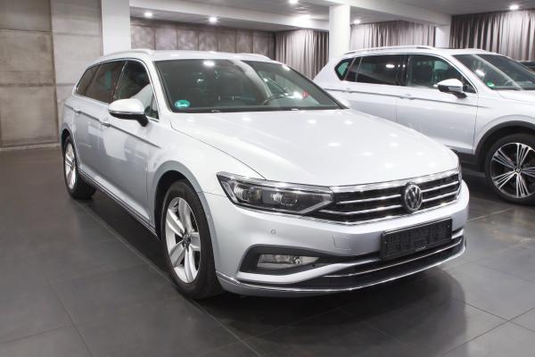 Volkswagen Passat B8 Variant Elegance 4Motion 2.0 TDI 140kW 4x4 DSG / Facelift 2020 / Matrix Led / Virtual Cockpit / ALU 17''+ ALU 16''