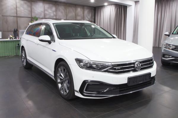 Volkswagen Passat B8 GTE Variant 1.4 eTSI 160kW DSG R-Line / Facelift 2020 / Matrix Led / Webasto / Virtual Cockpit / 2x sada ALU 18''