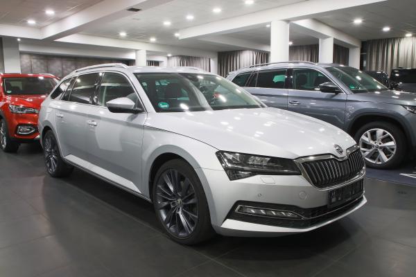 Škoda Superb 3 Combi Style 2.0 TDI 110kW DSG / Facelift 2020 / Virtual Cockpit / ALU 19''+ ALU 17''