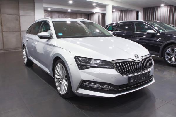 Škoda Superb 3 Combi 2.0 TDI 147kW DSG Laurin & Klement / Facelift 2020 / Matrix Led / Webasto / Virtual Cockpit / ALU 19''