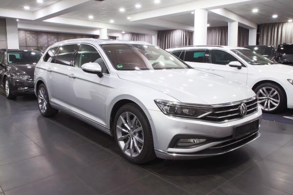 Volkswagen Passat B8 Variant Elegance 2.0 TDI 110kW DSG / Facelift 2020 / Matrix Led / Webasto / Virtual Cockpit / ALU 18''+ ALU 16''