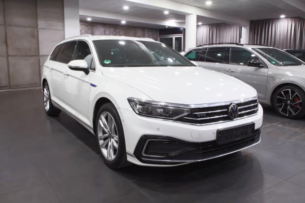 Volkswagen Passat B8 GTE Variant 1.4 eTSI 160kW DSG / Facelift 2020 / Webasto / Matrix Led / Virtual Cockpit / 2x sada ALU 18''