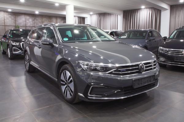 Volkswagen Passat B8 GTE Variant 1.4 eTSI 160kW DSG / Facelift 2020 / Matrix Led / 2x sada ALU 17''