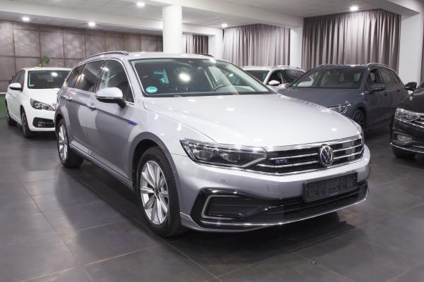 Volkswagen Passat B8 GTE Variant 1.4 eTSI 160kW DSG / Facelift 2020 / Matrix Led / Virtual Cockpit / ALU 17''