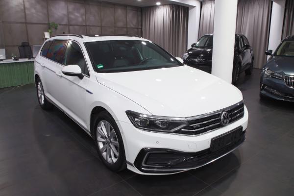 Volkswagen Passat B8 GTE Variant 1.4 eTSI 160kW DSG R-Line / Facelift 2020 / Webasto / Matrix Led / 2x sada ALU 17''