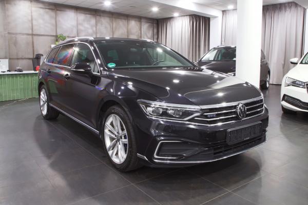 Volkswagen Passat B8 GTE Variant 1.4 eTSI 160kW DSG / Facelift 2020 / Matrix Led / Webasto / Virtual Cockpit / 2x sada ALU 18''