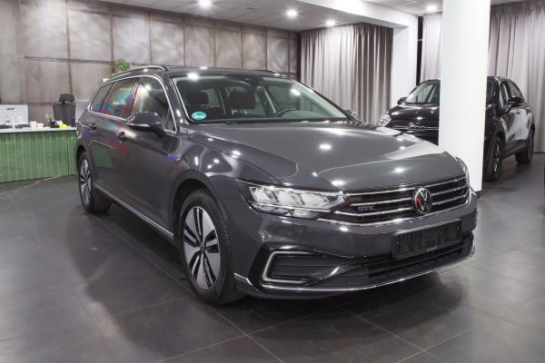 Volkswagen Passat B8 GTE Variant 1.4 eTSI eHybrid 160kW DSG / Facelift 2020 / Virtual Cockpit / 2x sada ALU 17''