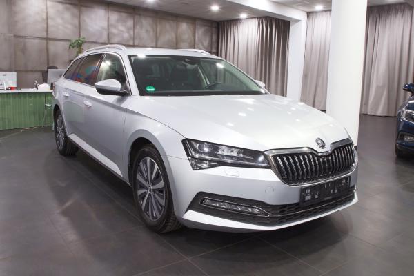 Škoda Superb 3 Combi Style 2.0 TDI 110kW DSG / Facelift 2020 / Matrix Led / Virtual Cockpit / ALU 17''+ ALU 16''